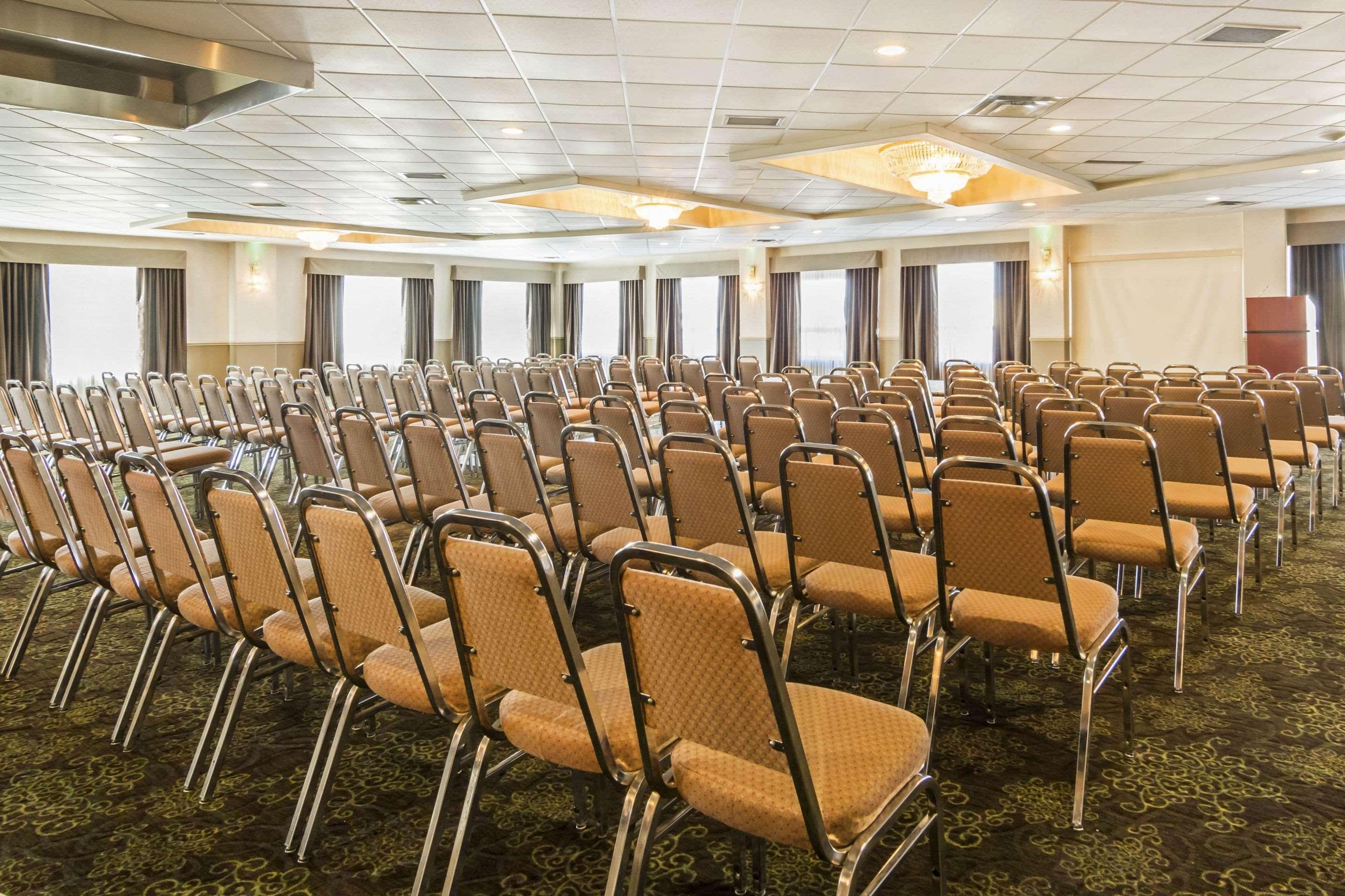Clarion Hotel & Conference Centre Sherwood Park Ngoại thất bức ảnh
